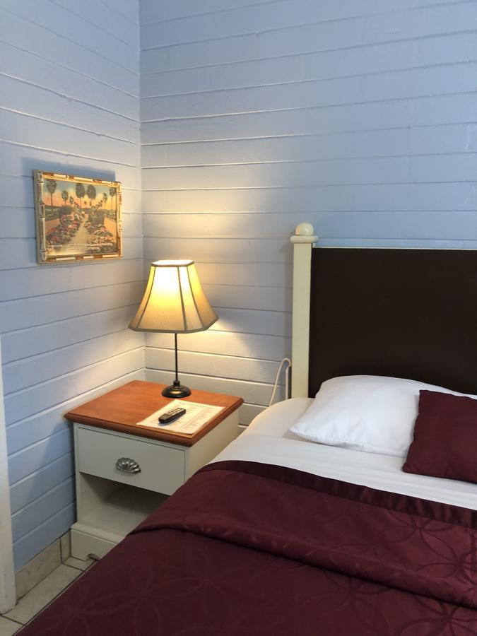 Lakeside Inn And Cafe Saint Cloud Bagian luar foto